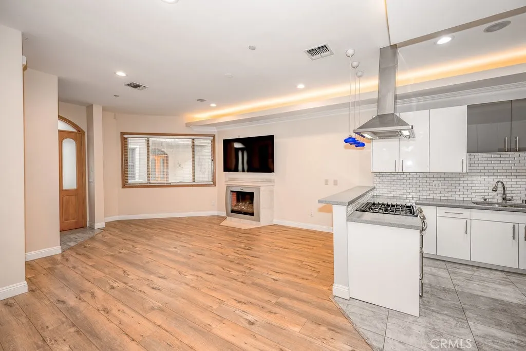 216 N Buena Vista Street 113, Burbank, California 91505 home-pic-5